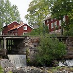 Byggnader och vattenfall vid Järle kvarndamm.
