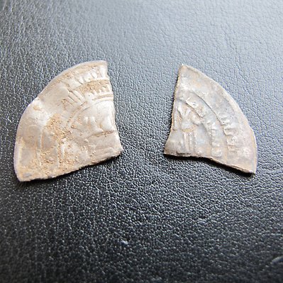 Silvermynt med arabisk skrift, klippt i bitar