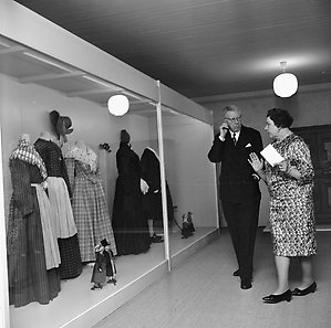 Museets
invigning 1963 Birgit Laquist visar de nya utställningarna för kung Gustaf VI.